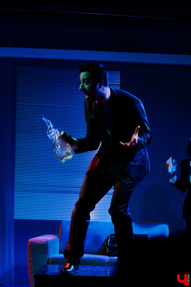 Четыре человека пришли на собеседование и заперты в одной комнате. Остаться должен лишь один. Рассказываем, почему прочтение пьесы Галсерана театром «Фавор» достойно внимания и когда случится следующий показ жизненного триллера