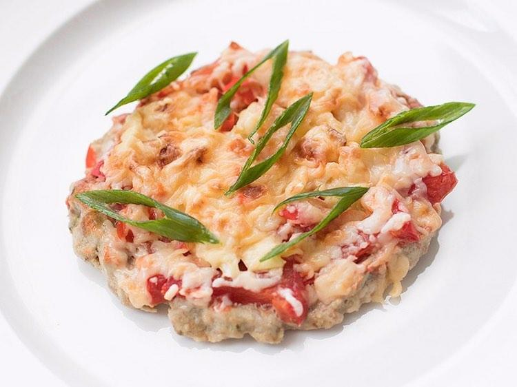 Праздничная ночь позади, а вот длинные новогодние выходные в самом разгаре. И они наверняка не обойдутся без популярного квеста: съесть все, что плохо лежит! Но мы узнали у владимирского фитнес-тренера, что делать, чтобы не набрать лишний вес за это время