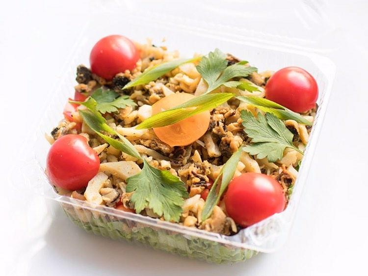 Праздничная ночь позади, а вот длинные новогодние выходные в самом разгаре. И они наверняка не обойдутся без популярного квеста: съесть все, что плохо лежит! Но мы узнали у владимирского фитнес-тренера, что делать, чтобы не набрать лишний вес за это время