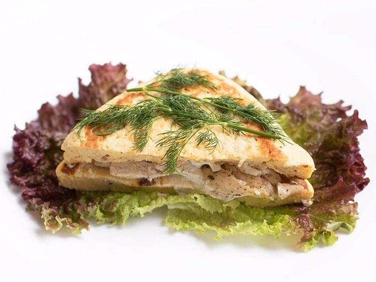 Праздничная ночь позади, а вот длинные новогодние выходные в самом разгаре. И они наверняка не обойдутся без популярного квеста: съесть все, что плохо лежит! Но мы узнали у владимирского фитнес-тренера, что делать, чтобы не набрать лишний вес за это время