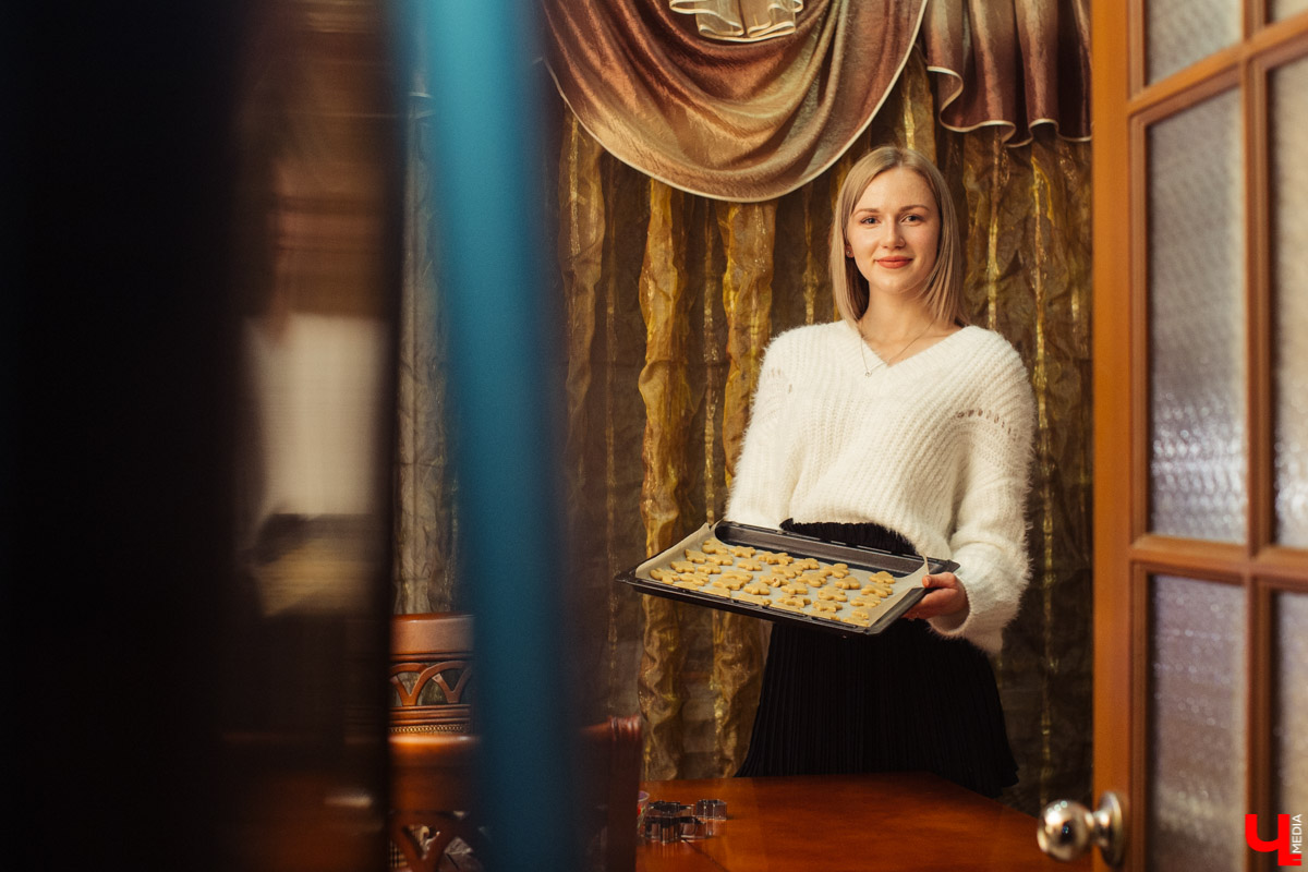 Идеальное украшение для праздничного стола, любимое лакомство детей и взрослых - традиционное песочное печенье. Мастер сластей Виктория Гречковская показывает, как быстро и просто удивить гостей