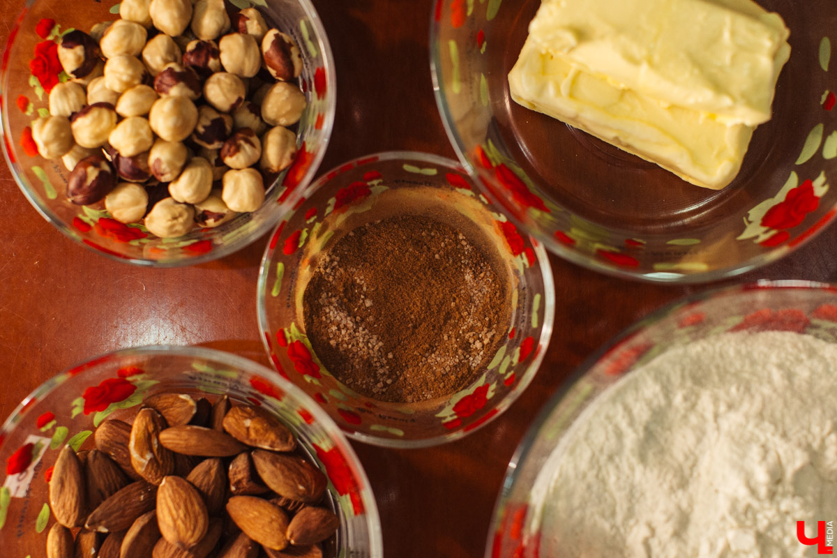 Идеальное украшение для праздничного стола, любимое лакомство детей и взрослых - традиционное песочное печенье. Мастер сластей Виктория Гречковская показывает, как быстро и просто удивить гостей