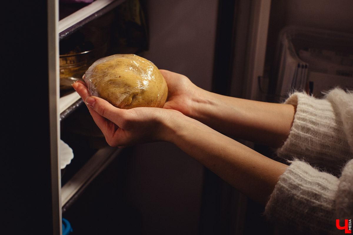 Идеальное украшение для праздничного стола, любимое лакомство детей и взрослых - традиционное песочное печенье. Мастер сластей Виктория Гречковская показывает, как быстро и просто удивить гостей