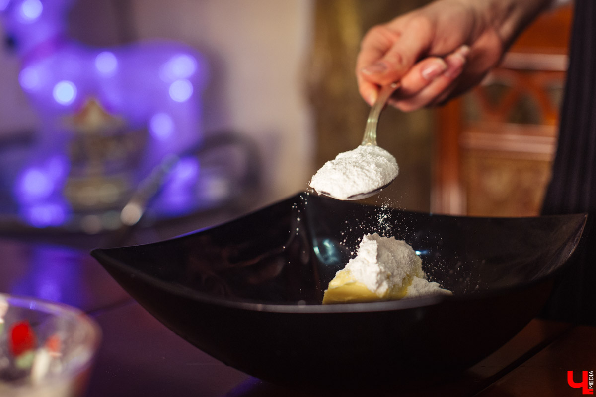 Идеальное украшение для праздничного стола, любимое лакомство детей и взрослых - традиционное песочное печенье. Мастер сластей Виктория Гречковская показывает, как быстро и просто удивить гостей