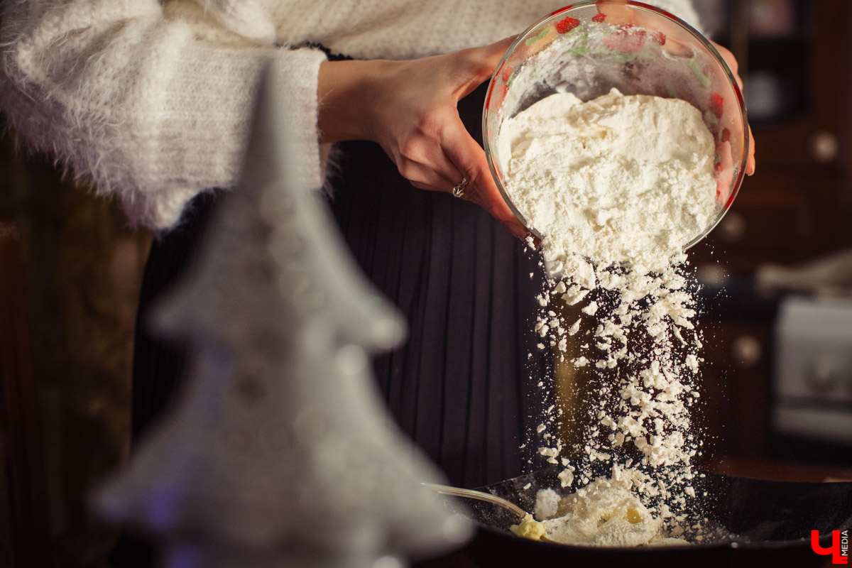 Идеальное украшение для праздничного стола, любимое лакомство детей и взрослых - традиционное песочное печенье. Мастер сластей Виктория Гречковская показывает, как быстро и просто удивить гостей