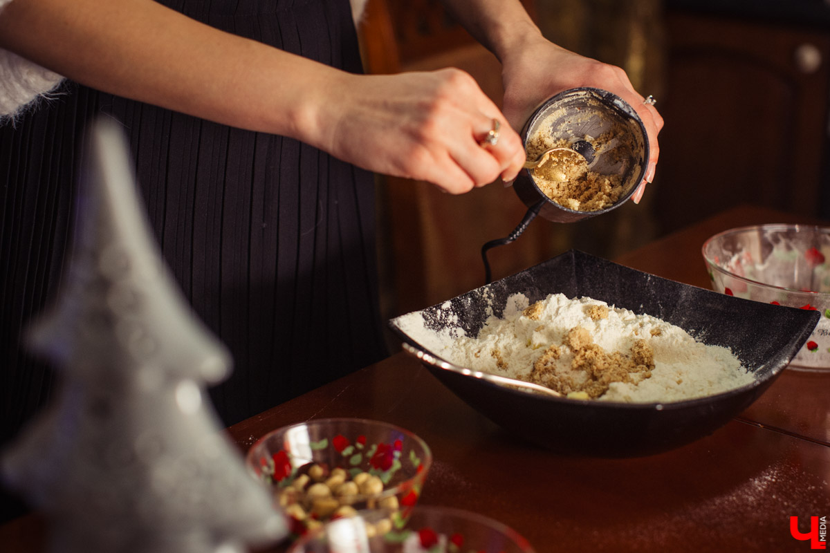 Идеальное украшение для праздничного стола, любимое лакомство детей и взрослых - традиционное песочное печенье. Мастер сластей Виктория Гречковская показывает, как быстро и просто удивить гостей
