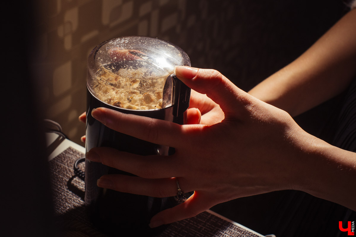 Идеальное украшение для праздничного стола, любимое лакомство детей и взрослых - традиционное песочное печенье. Мастер сластей Виктория Гречковская показывает, как быстро и просто удивить гостей