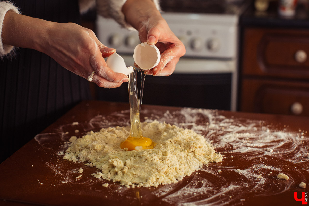 Идеальное украшение для праздничного стола, любимое лакомство детей и взрослых - традиционное песочное печенье. Мастер сластей Виктория Гречковская показывает, как быстро и просто удивить гостей