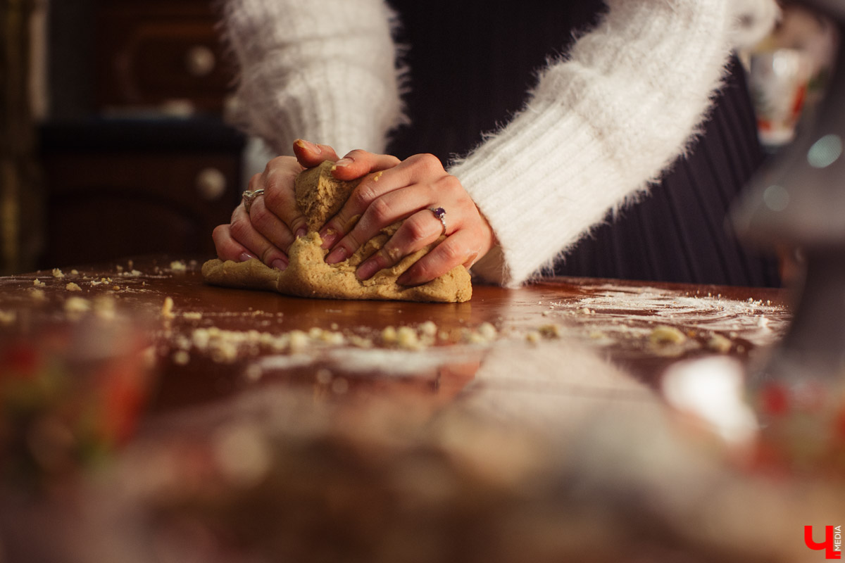 Идеальное украшение для праздничного стола, любимое лакомство детей и взрослых - традиционное песочное печенье. Мастер сластей Виктория Гречковская показывает, как быстро и просто удивить гостей