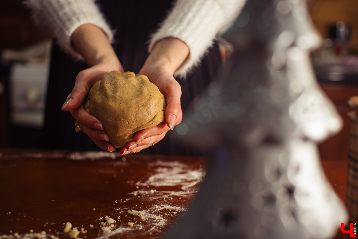 Идеальное украшение для праздничного стола, любимое лакомство детей и взрослых - традиционное песочное печенье. Мастер сластей Виктория Гречковская показывает, как быстро и просто удивить гостей