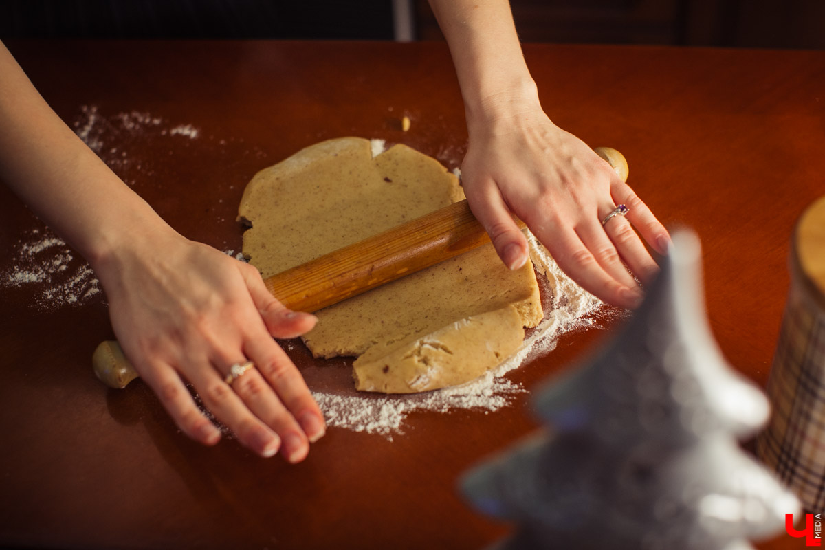 Идеальное украшение для праздничного стола, любимое лакомство детей и взрослых - традиционное песочное печенье. Мастер сластей Виктория Гречковская показывает, как быстро и просто удивить гостей