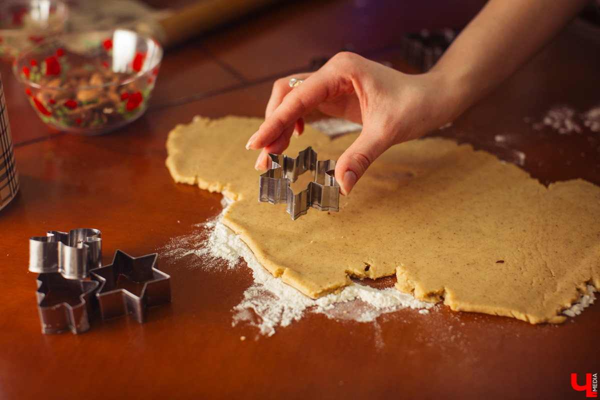 Идеальное украшение для праздничного стола, любимое лакомство детей и взрослых - традиционное песочное печенье. Мастер сластей Виктория Гречковская показывает, как быстро и просто удивить гостей