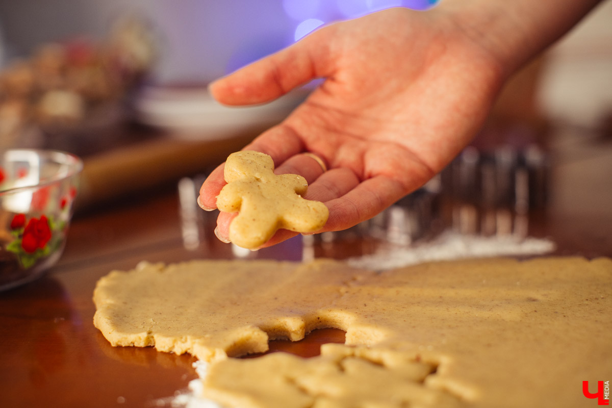 Идеальное украшение для праздничного стола, любимое лакомство детей и взрослых - традиционное песочное печенье. Мастер сластей Виктория Гречковская показывает, как быстро и просто удивить гостей