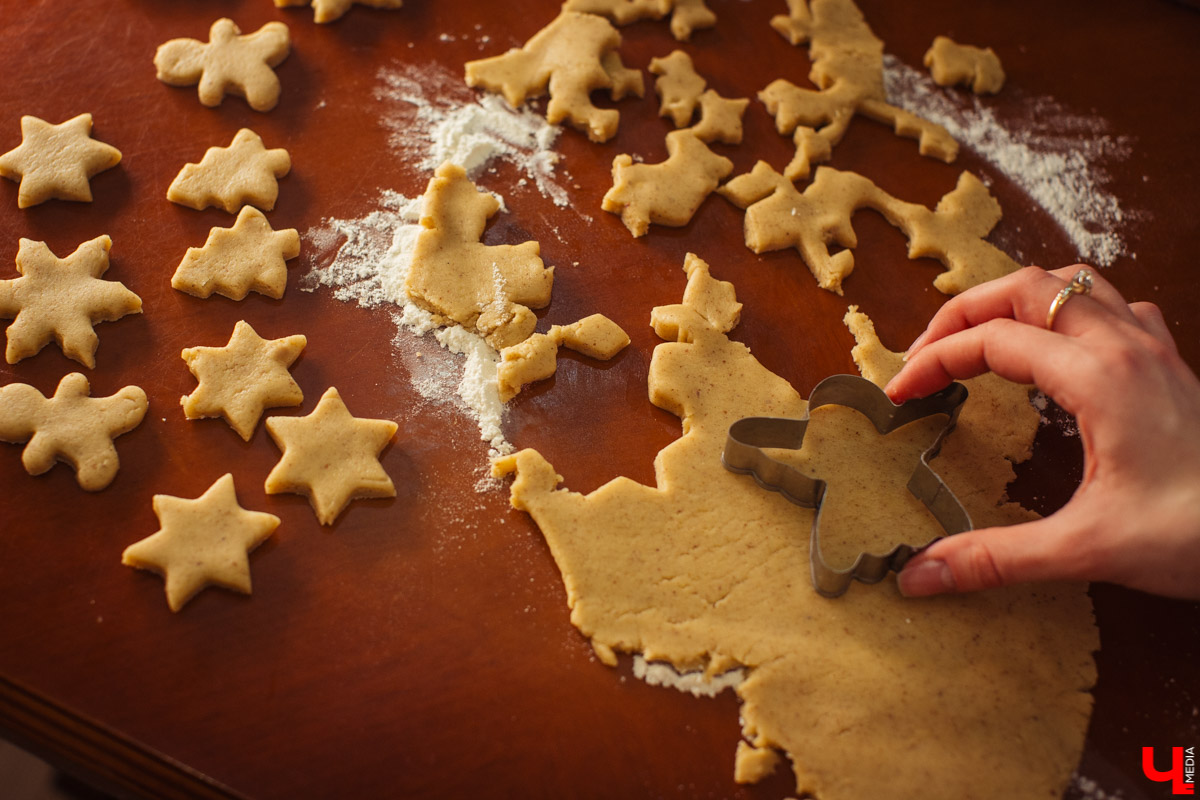 Идеальное украшение для праздничного стола, любимое лакомство детей и взрослых - традиционное песочное печенье. Мастер сластей Виктория Гречковская показывает, как быстро и просто удивить гостей