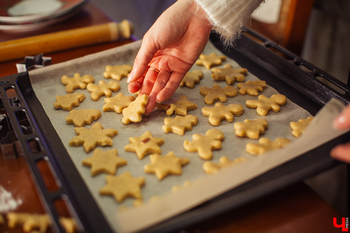 Идеальное украшение для праздничного стола, любимое лакомство детей и взрослых - традиционное песочное печенье. Мастер сластей Виктория Гречковская показывает, как быстро и просто удивить гостей