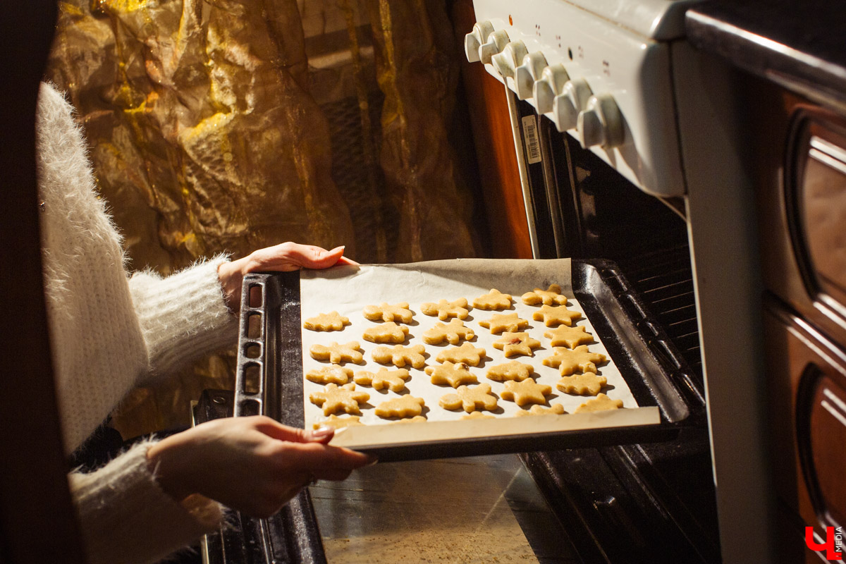 Идеальное украшение для праздничного стола, любимое лакомство детей и взрослых - традиционное песочное печенье. Мастер сластей Виктория Гречковская показывает, как быстро и просто удивить гостей