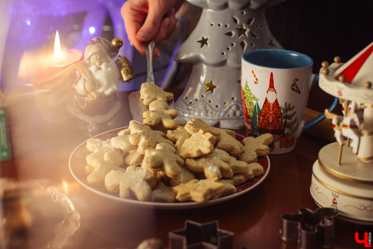 Идеальное украшение для праздничного стола, любимое лакомство детей и взрослых - традиционное песочное печенье. Мастер сластей Виктория Гречковская показывает, как быстро и просто удивить гостей