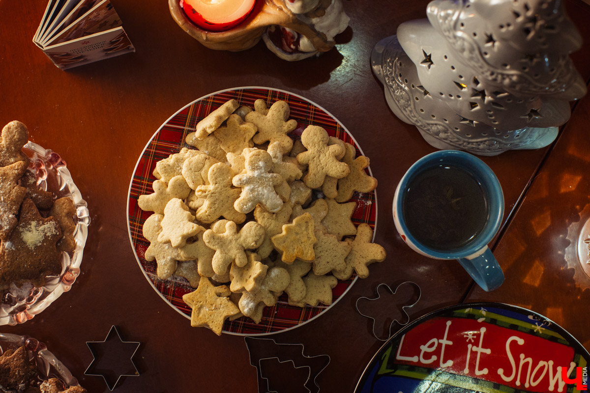 Идеальное украшение для праздничного стола, любимое лакомство детей и взрослых - традиционное песочное печенье. Мастер сластей Виктория Гречковская показывает, как быстро и просто удивить гостей