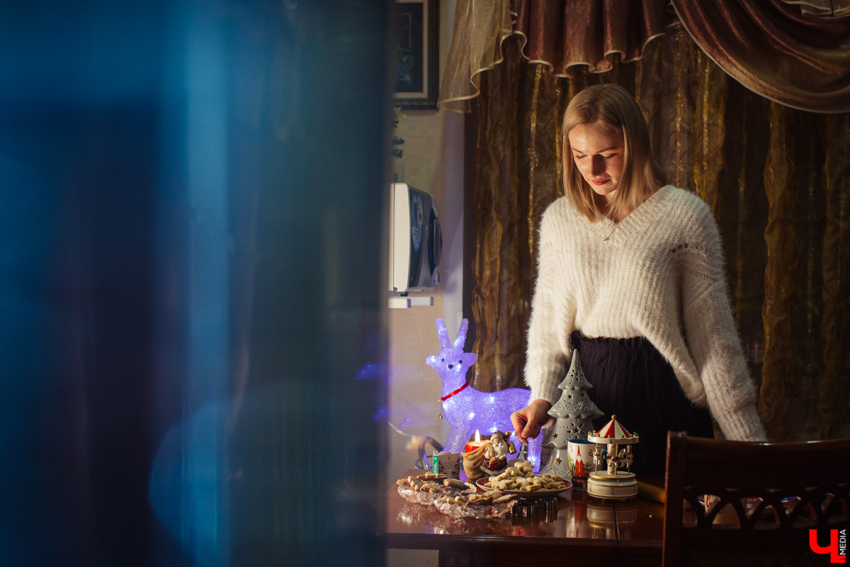 Идеальное украшение для праздничного стола, любимое лакомство детей и взрослых - традиционное песочное печенье. Мастер сластей Виктория Гречковская показывает, как быстро и просто удивить гостей