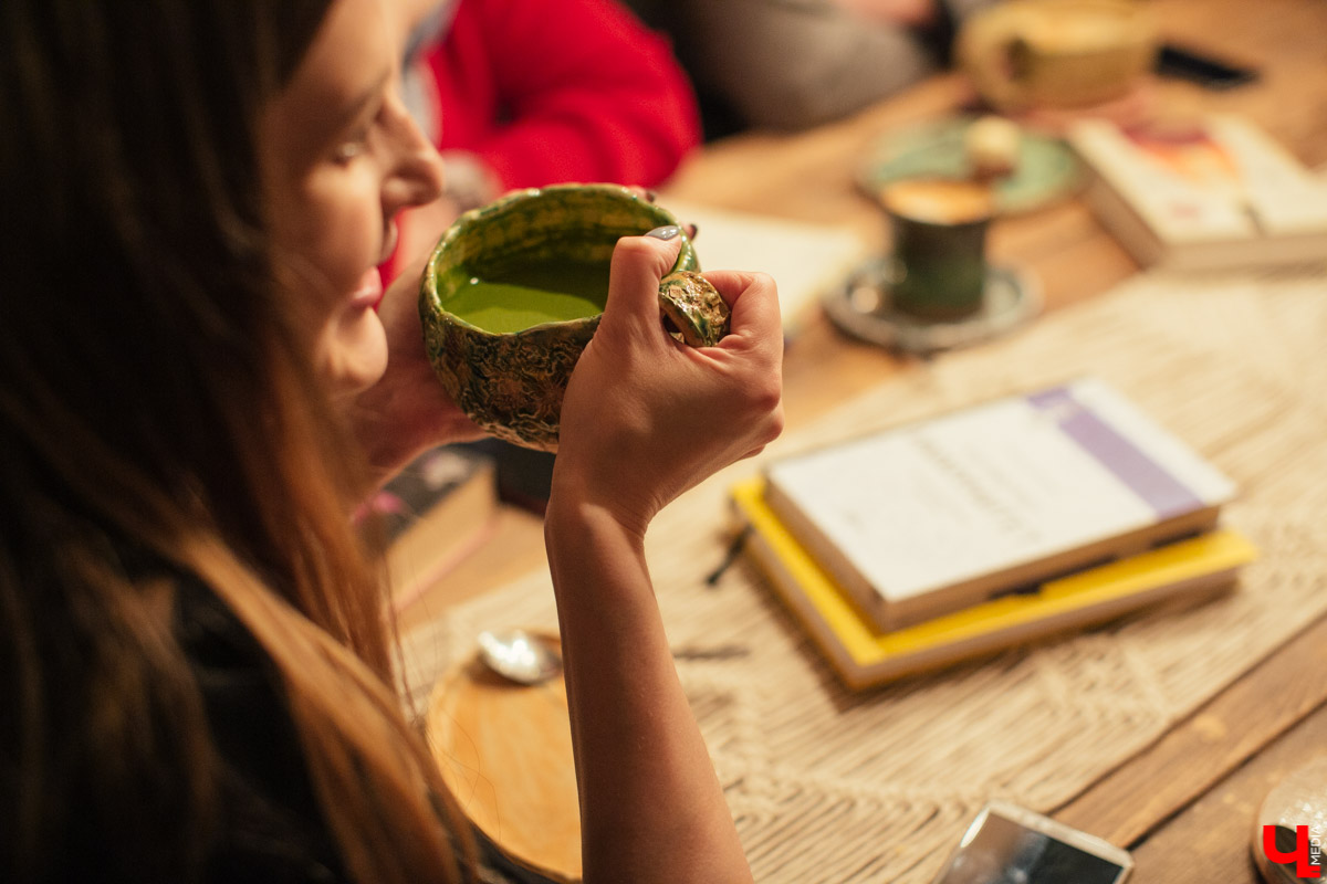 Литературный блогер Агата Варламова объединила вокруг себя почитателей книг. Они регулярно собираются в кофейнях и обсуждают прочитанное