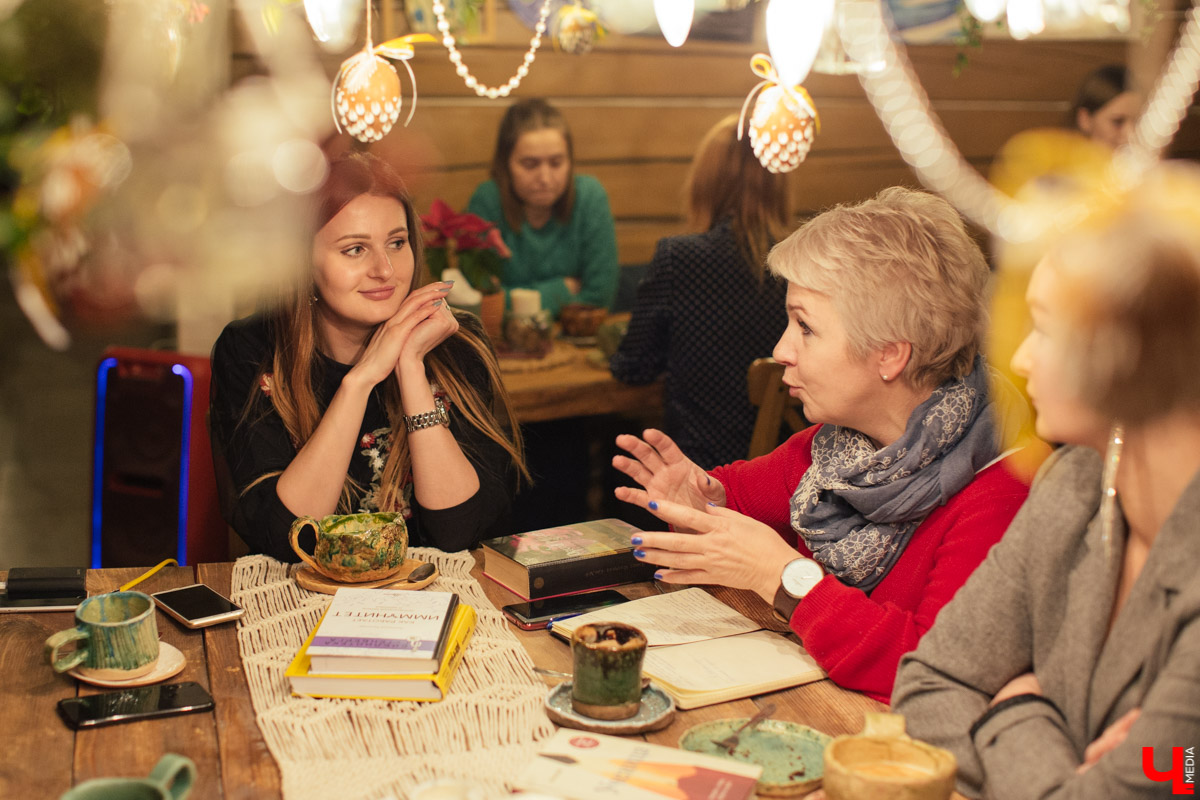 Литературный блогер Агата Варламова объединила вокруг себя почитателей книг. Они регулярно собираются в кофейнях и обсуждают прочитанное