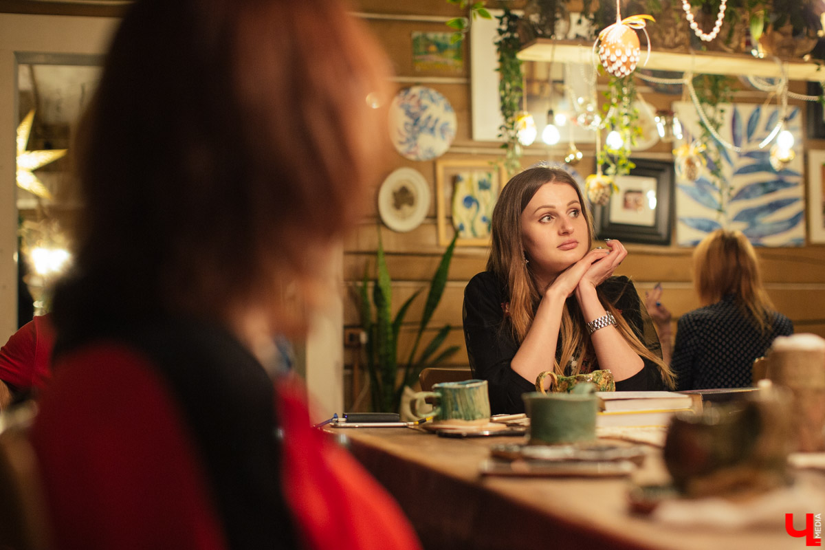 Литературный блогер Агата Варламова объединила вокруг себя почитателей книг. Они регулярно собираются в кофейнях и обсуждают прочитанное