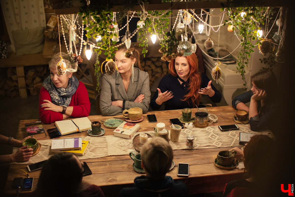 Литературный блогер Агата Варламова объединила вокруг себя почитателей книг. Они регулярно собираются в кофейнях и обсуждают прочитанное