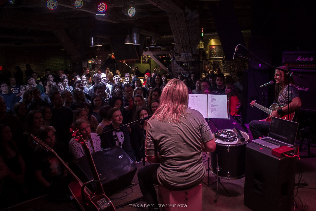 25 января Михаил Бугаев вместе с нынешним солистом «Гран-КуражЪ» Петром Елфимовым приезжают к нам во Владимир с концертом. Самые топовые хиты группы в акустической обработке прозвучат на сцене творческой лаборатории «Другой Бар»