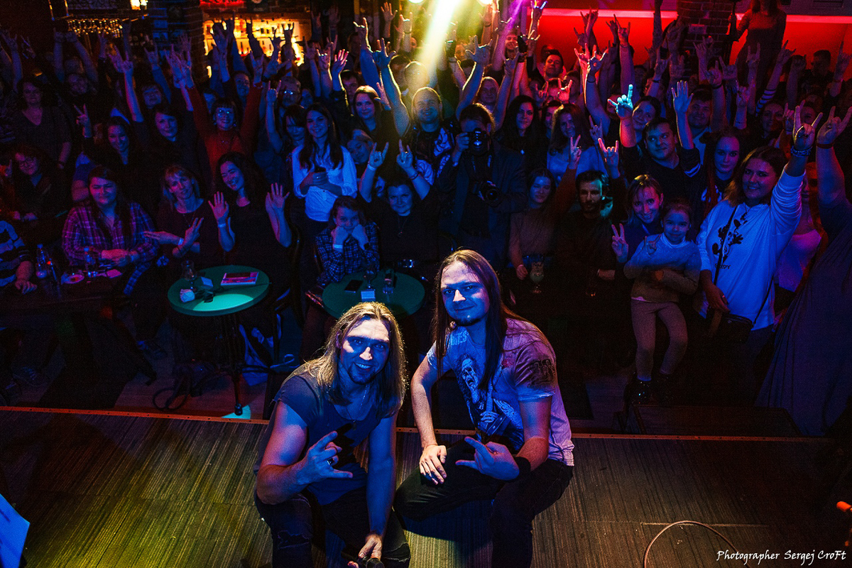 25 января Михаил Бугаев вместе с нынешним солистом «Гран-КуражЪ» Петром Елфимовым приезжают к нам во Владимир с концертом. Самые топовые хиты группы в акустической обработке прозвучат на сцене творческой лаборатории «Другой Бар»