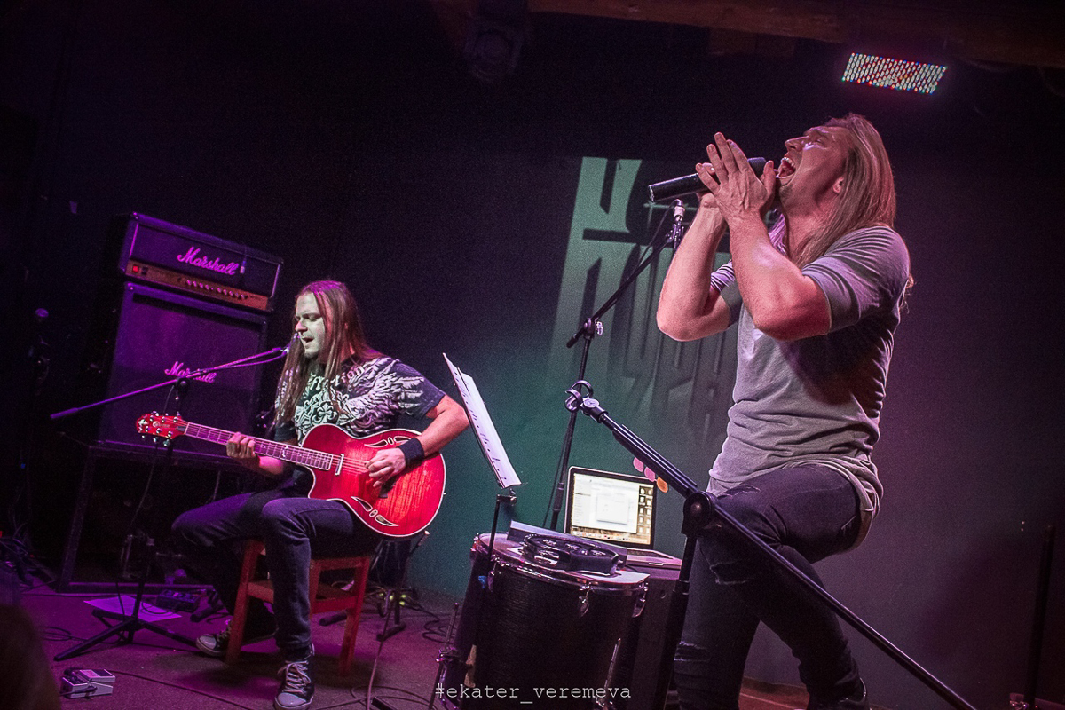 25 января Михаил Бугаев вместе с нынешним солистом «Гран-КуражЪ» Петром Елфимовым приезжают к нам во Владимир с концертом. Самые топовые хиты группы в акустической обработке прозвучат на сцене творческой лаборатории «Другой Бар»