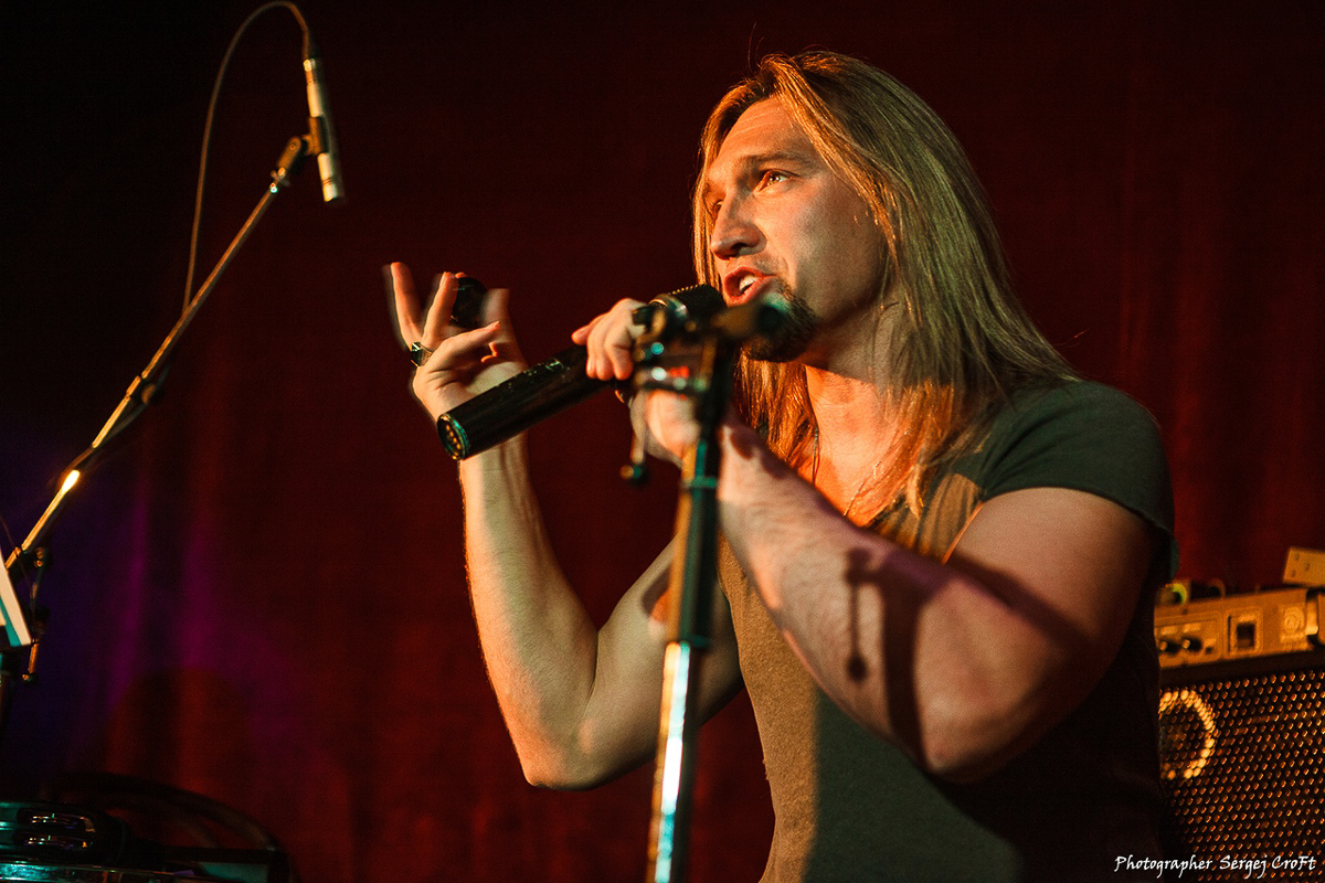 25 января Михаил Бугаев вместе с нынешним солистом «Гран-КуражЪ» Петром Елфимовым приезжают к нам во Владимир с концертом. Самые топовые хиты группы в акустической обработке прозвучат на сцене творческой лаборатории «Другой Бар»