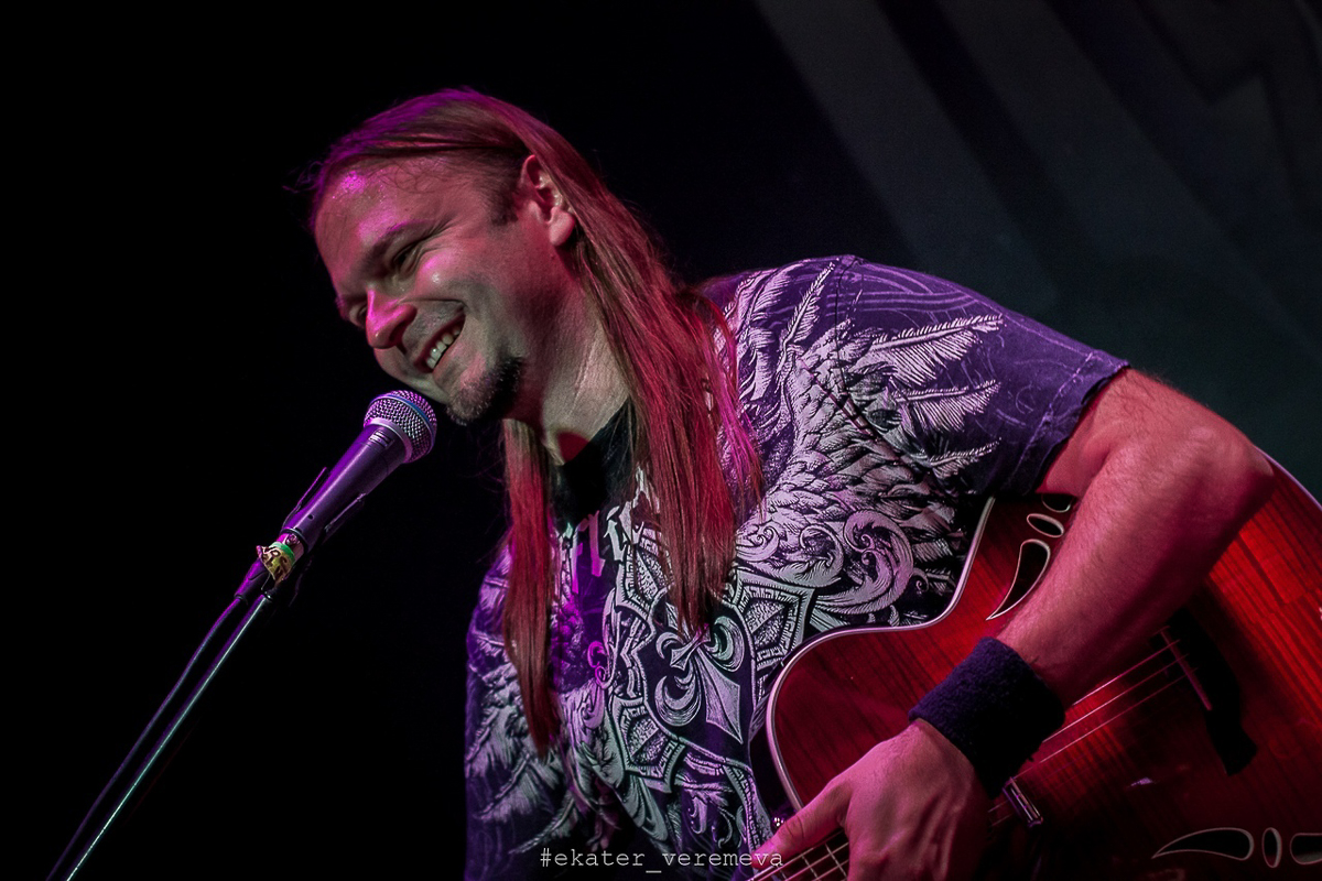 25 января Михаил Бугаев вместе с нынешним солистом «Гран-КуражЪ» Петром Елфимовым приезжают к нам во Владимир с концертом. Самые топовые хиты группы в акустической обработке прозвучат на сцене творческой лаборатории «Другой Бар»