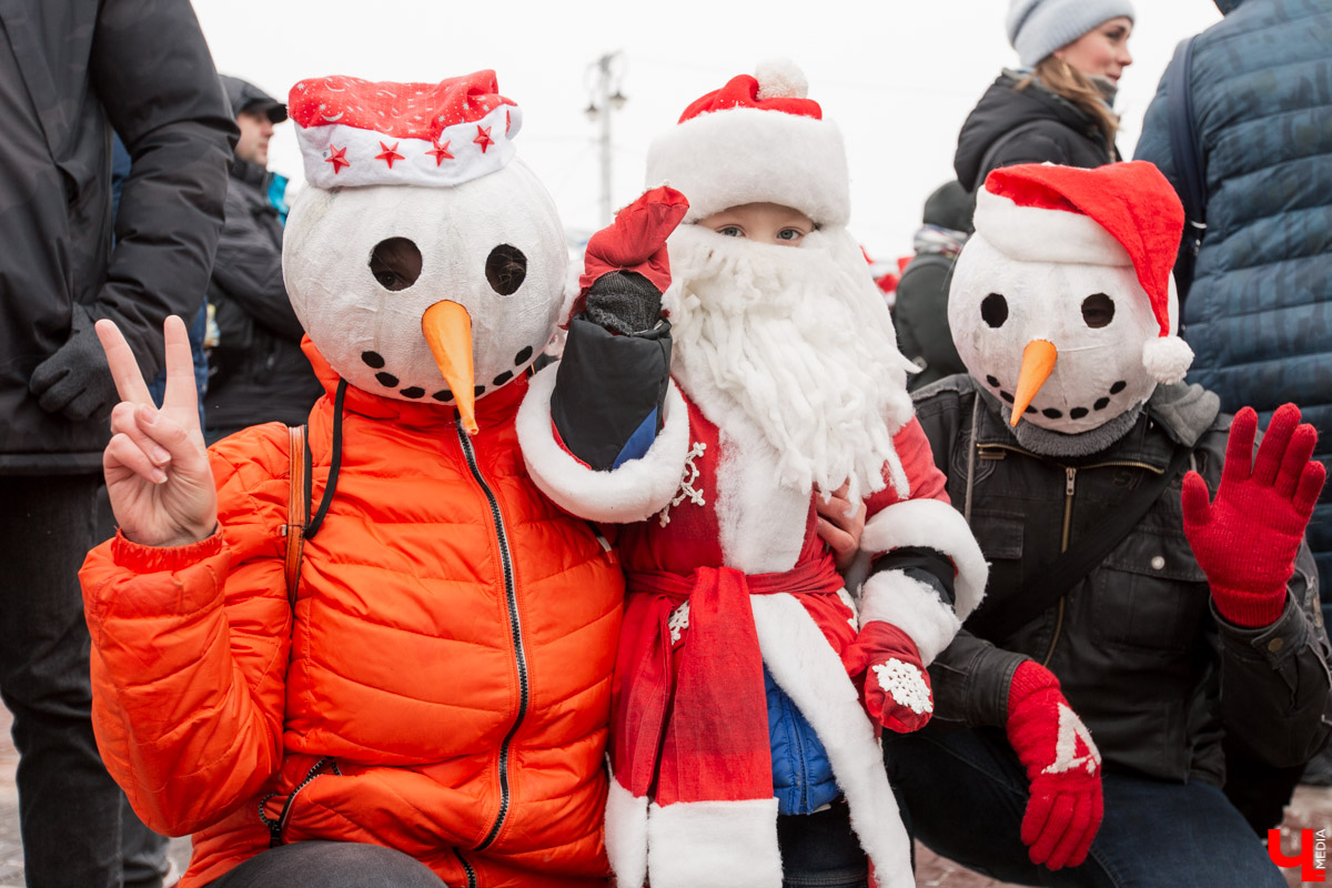 12 января во Владимире устроили традиционный забег Дедов Морозов. В нем приняли участие около 3000 человек