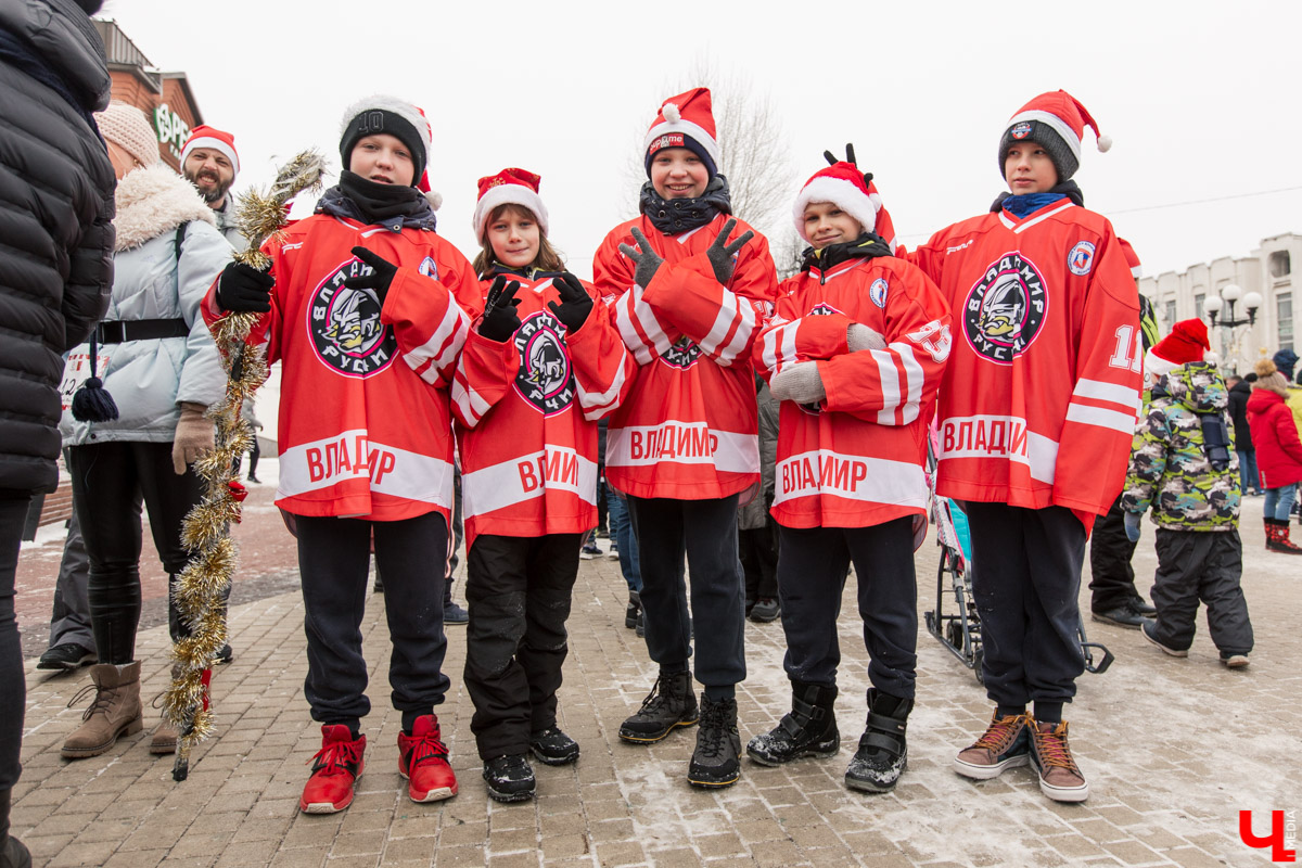 12 января во Владимире устроили традиционный забег Дедов Морозов. В нем приняли участие около 3000 человек