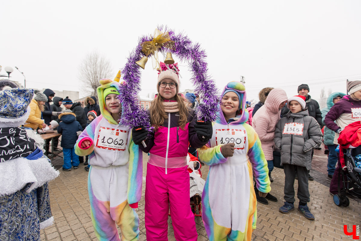 12 января во Владимире устроили традиционный забег Дедов Морозов. В нем приняли участие около 3000 человек