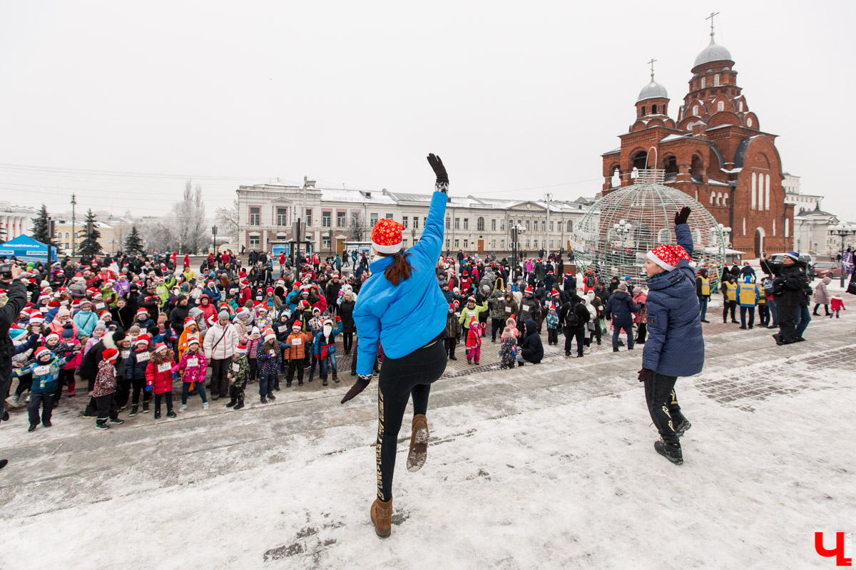12 января во Владимире устроили традиционный забег Дедов Морозов. В нем приняли участие около 3000 человек