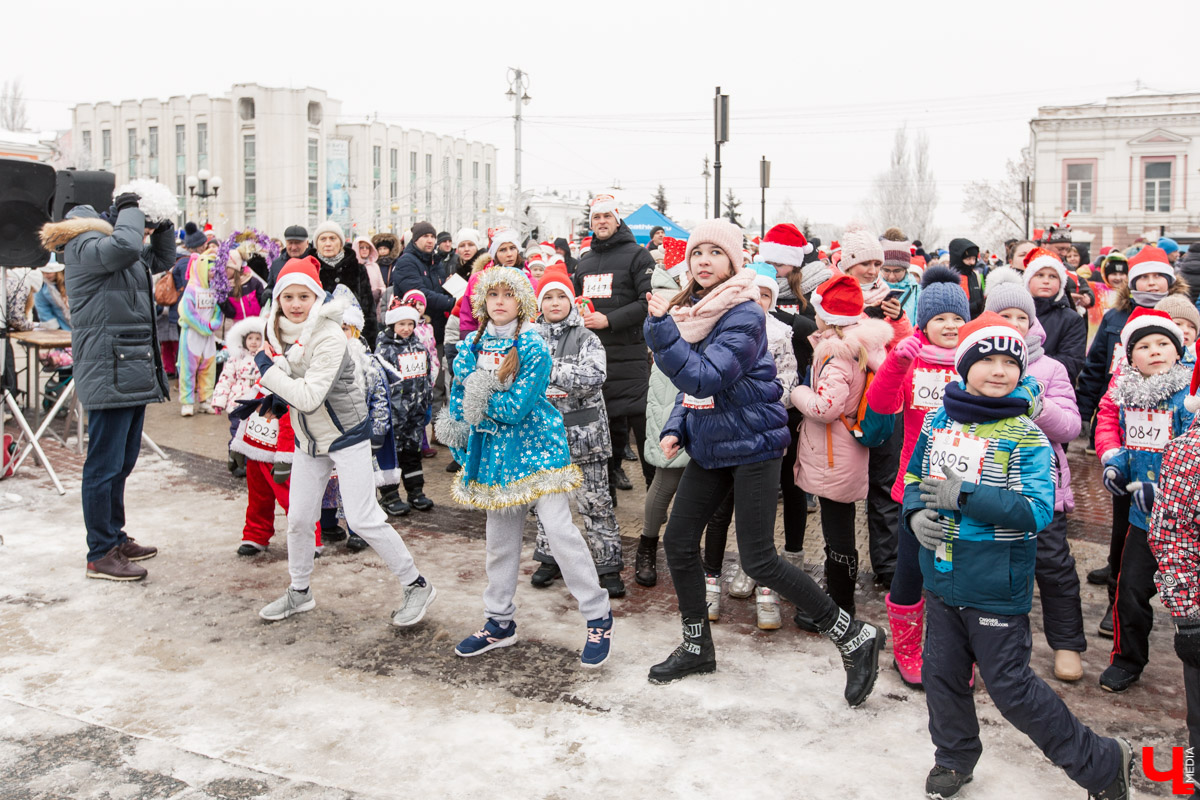 12 января во Владимире устроили традиционный забег Дедов Морозов. В нем приняли участие около 3000 человек