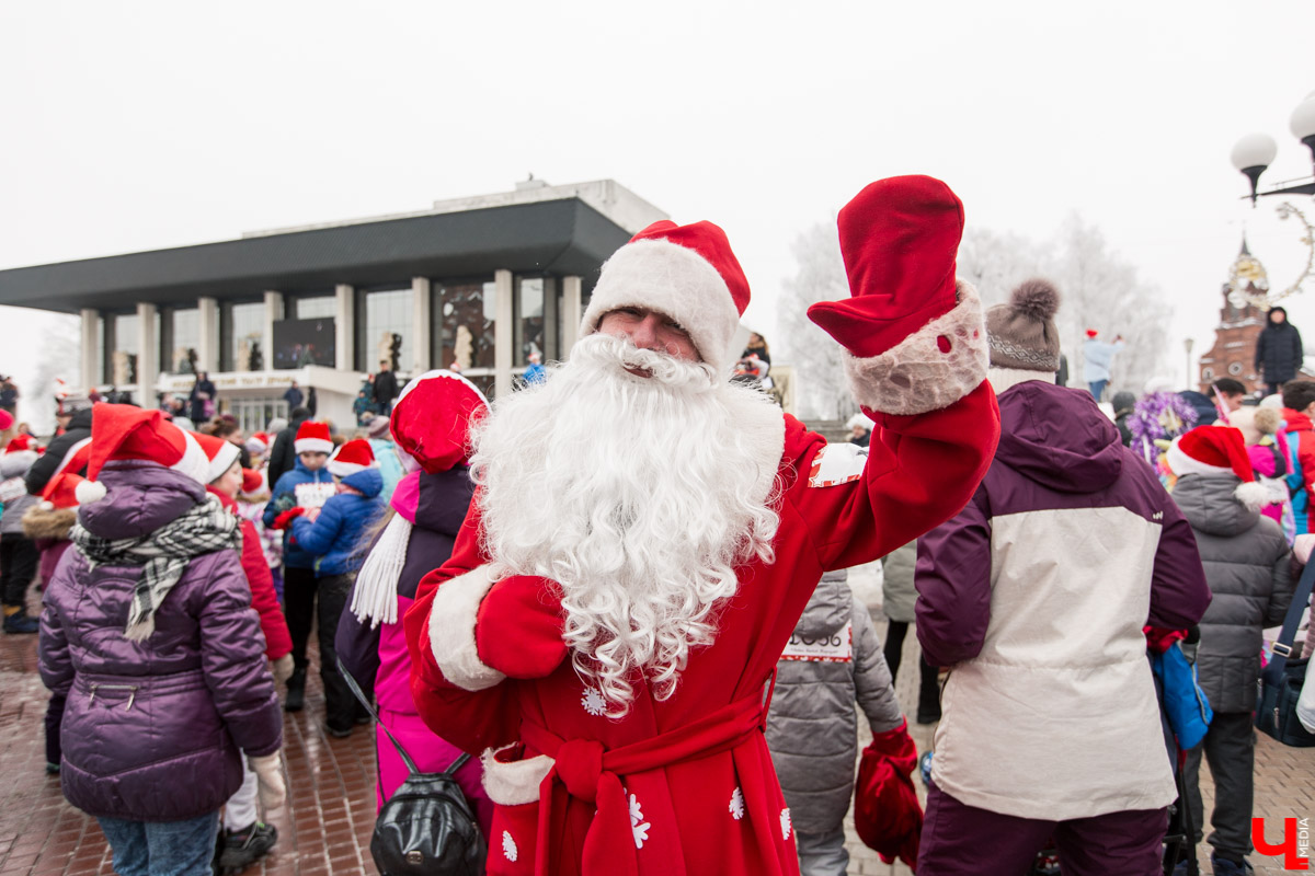 12 января во Владимире устроили традиционный забег Дедов Морозов. В нем приняли участие около 3000 человек