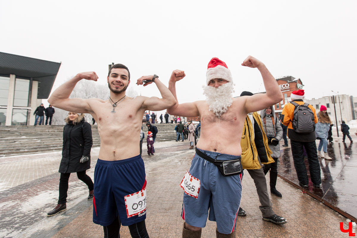 12 января во Владимире устроили традиционный забег Дедов Морозов. В нем приняли участие около 3000 человек