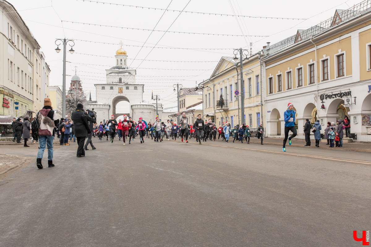 12 января во Владимире устроили традиционный забег Дедов Морозов. В нем приняли участие около 3000 человек