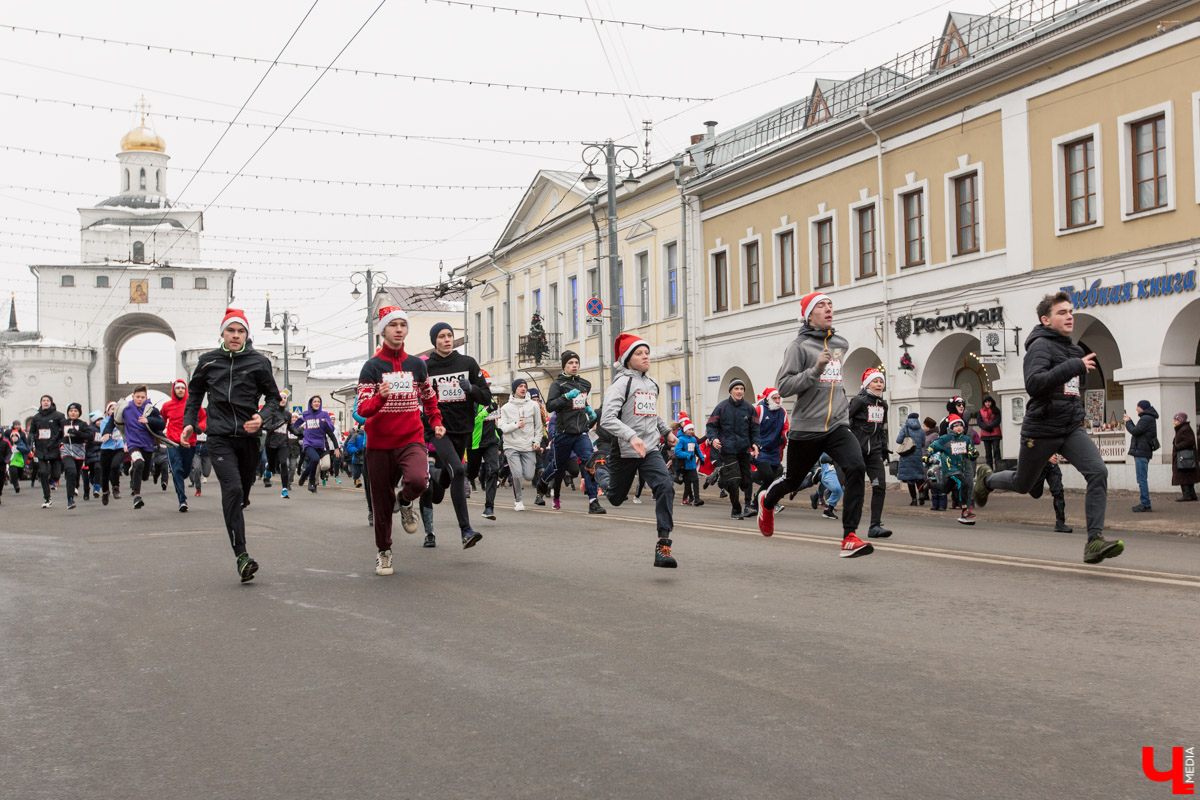 12 января во Владимире устроили традиционный забег Дедов Морозов. В нем приняли участие около 3000 человек