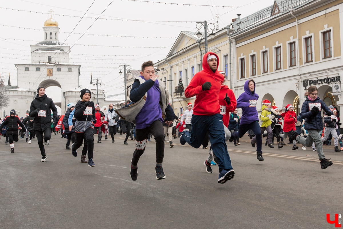 12 января во Владимире устроили традиционный забег Дедов Морозов. В нем приняли участие около 3000 человек