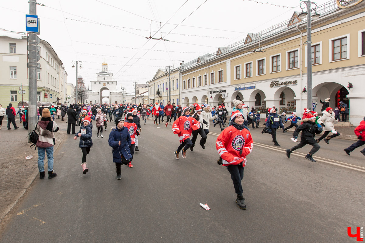 12 января во Владимире устроили традиционный забег Дедов Морозов. В нем приняли участие около 3000 человек