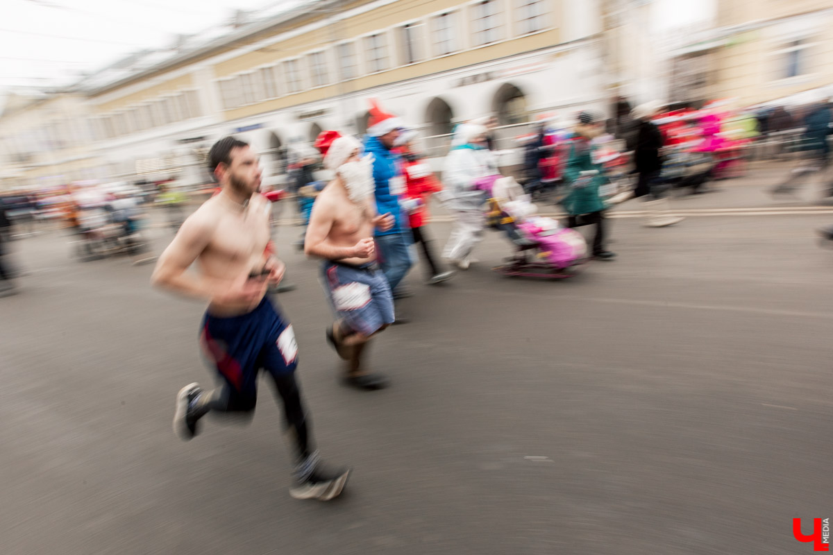 12 января во Владимире устроили традиционный забег Дедов Морозов. В нем приняли участие около 3000 человек