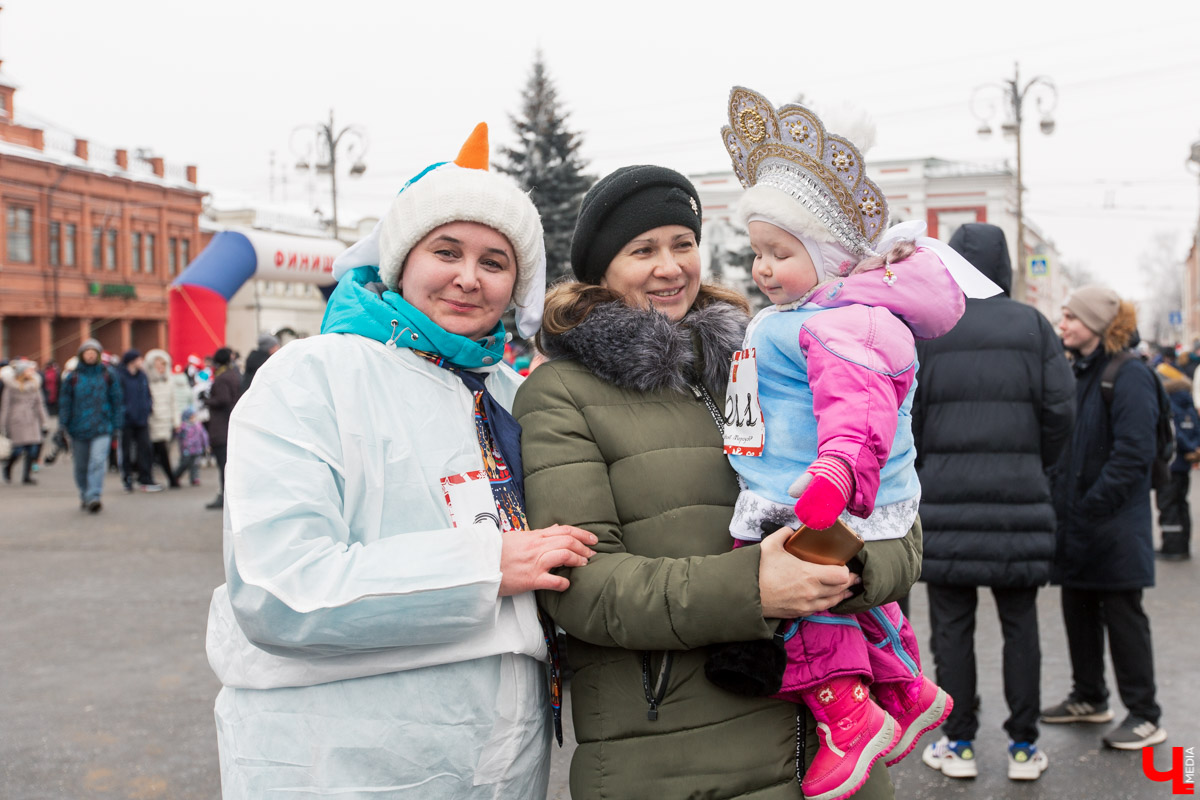 12 января во Владимире устроили традиционный забег Дедов Морозов. В нем приняли участие около 3000 человек