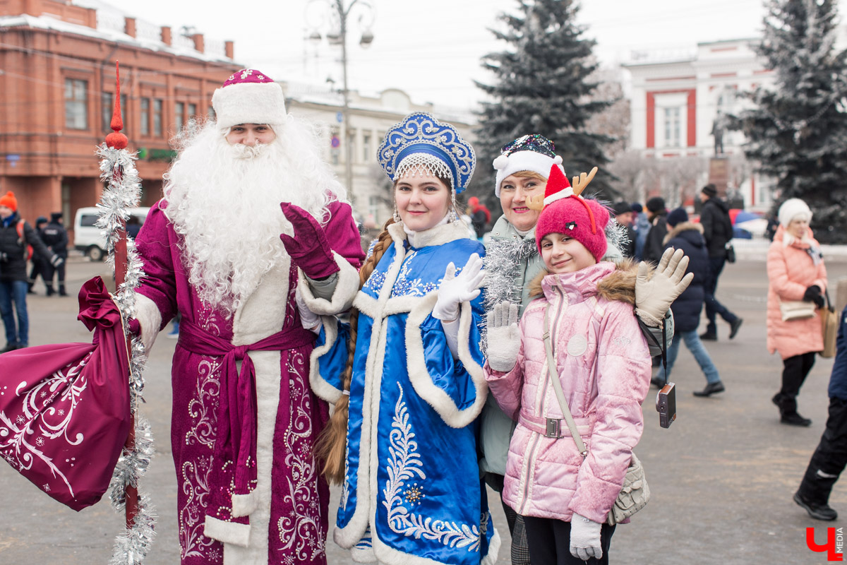 12 января во Владимире устроили традиционный забег Дедов Морозов. В нем приняли участие около 3000 человек