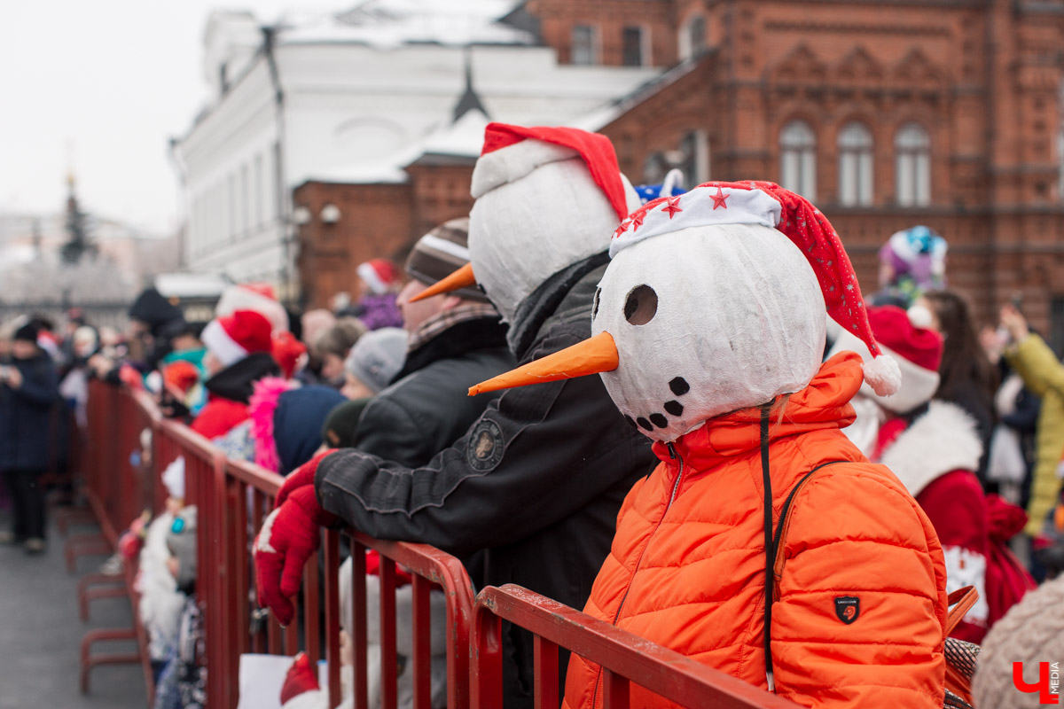 12 января во Владимире устроили традиционный забег Дедов Морозов. В нем приняли участие около 3000 человек