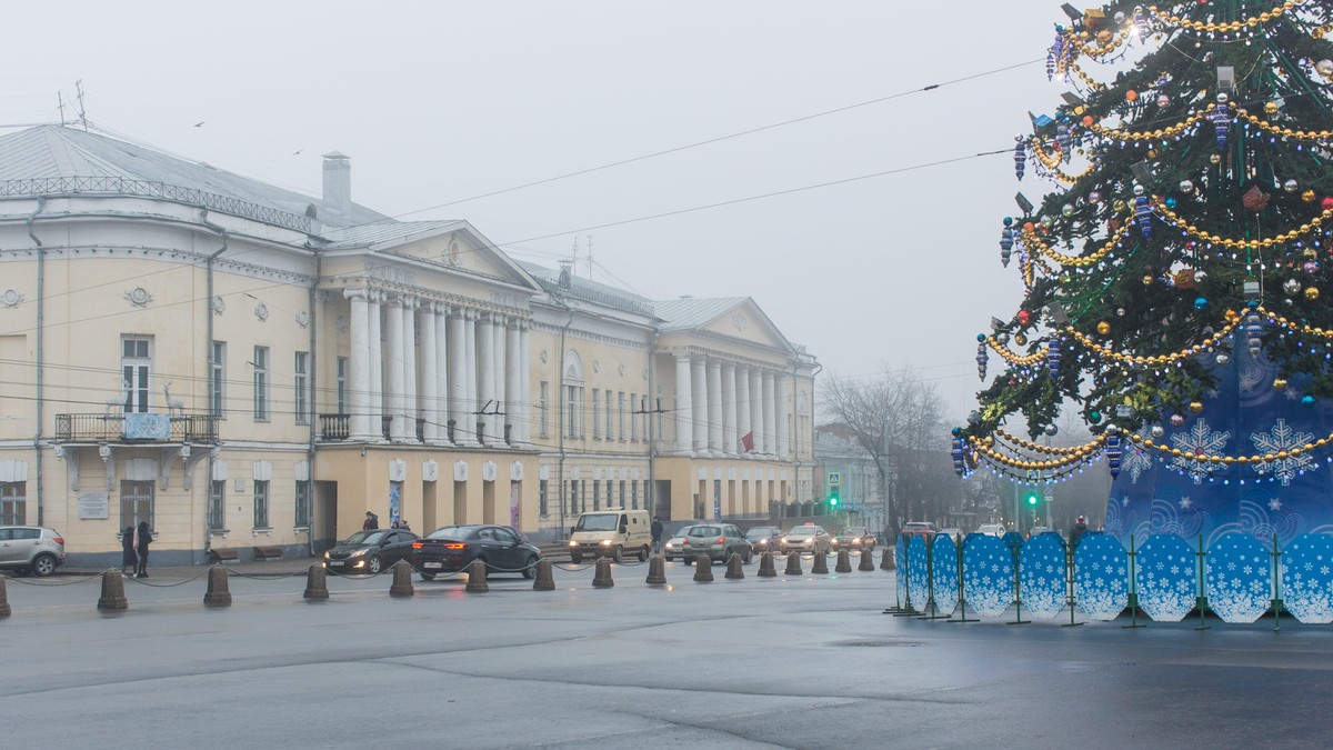 А вы знали, что когда-то Дом офицеров был своего рода клубом для местных аристократов? В здании Дворянского собрания не только решали серьезные вопросы, но могли и перекинуться в картишки или поглазеть на вышедших в свет благородных девиц