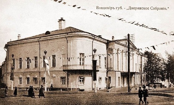 А вы знали, что когда-то Дом офицеров был своего рода клубом для местных аристократов? В здании Дворянского собрания не только решали серьезные вопросы, но могли и перекинуться в картишки или поглазеть на вышедших в свет благородных девиц