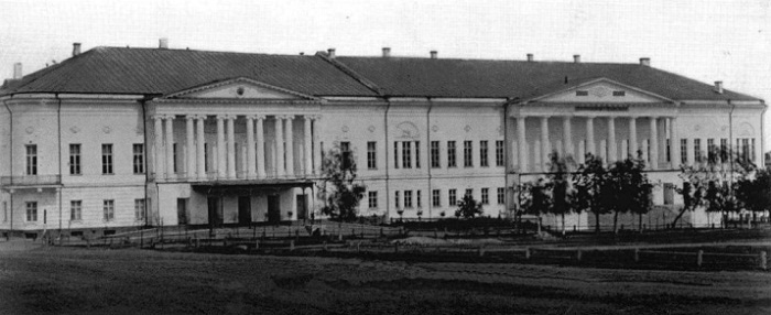 А вы знали, что когда-то Дом офицеров был своего рода клубом для местных аристократов? В здании Дворянского собрания не только решали серьезные вопросы, но могли и перекинуться в картишки или поглазеть на вышедших в свет благородных девиц